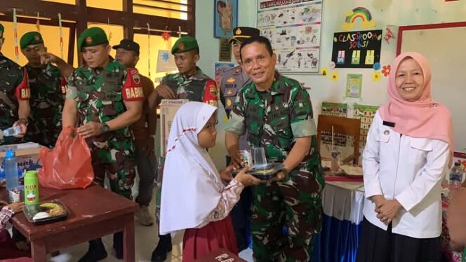 
					Program Generasi Sehat & Program Dukungan Makan Bergizi Kodim 0308/Pariaman Bagikan Makan Bergizi ke Siswa- Siswi SDN 05 Koto Baru Kec. Padang Sago, Kab. Padang Pariaman