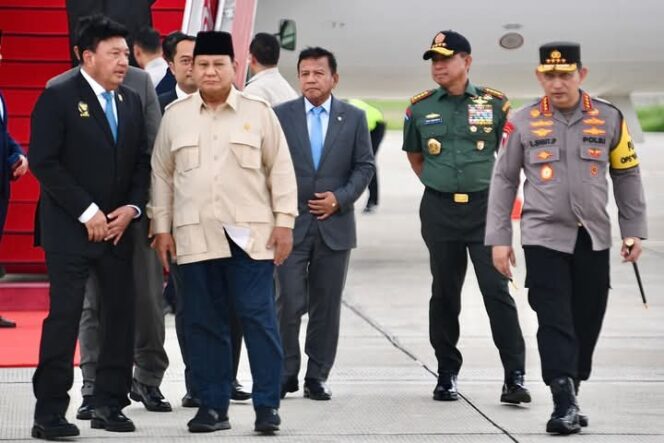 
					Panglima TNI Sambut Kedatangan Presiden RI Setelah Kunjungan Kerja di Mesir dan Ikuti Rapat Terbatas Dengan Presiden