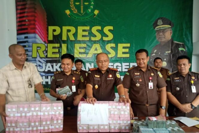 
					Kejari Lhokseumawe Setorkan Rp10,6 Miliar Uang Pengganti Ke Kas Negara dalam Kasus Korupsi Rumah Sakit Arun