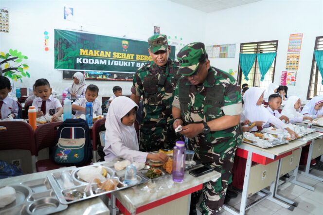 
					Kodam I/BB Dukung Kesehatan dan Kecerdasan Anak dengan Pemberian Makanan Sehat Bergizi di SDN Sunggal.